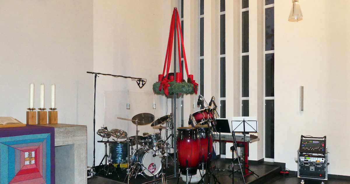 Foto des Aufbaus unter dem Adventskranzes