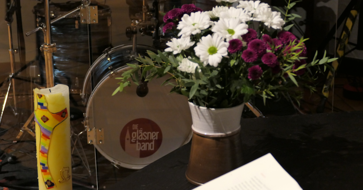 Foto Basstrommel mit Altarschmuck