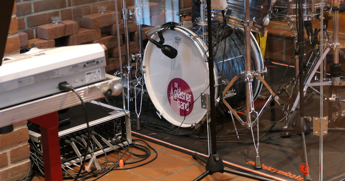 Foto Basstrommel und Audiorack